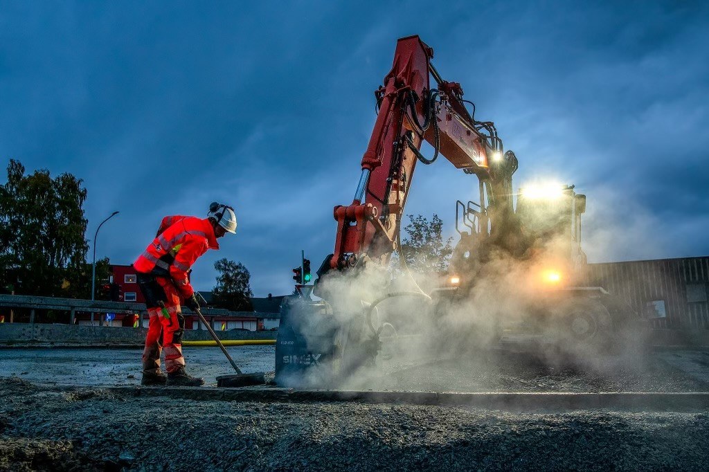 Gravemaskin og fagarbeider fra BP Entreprenør i arbeid